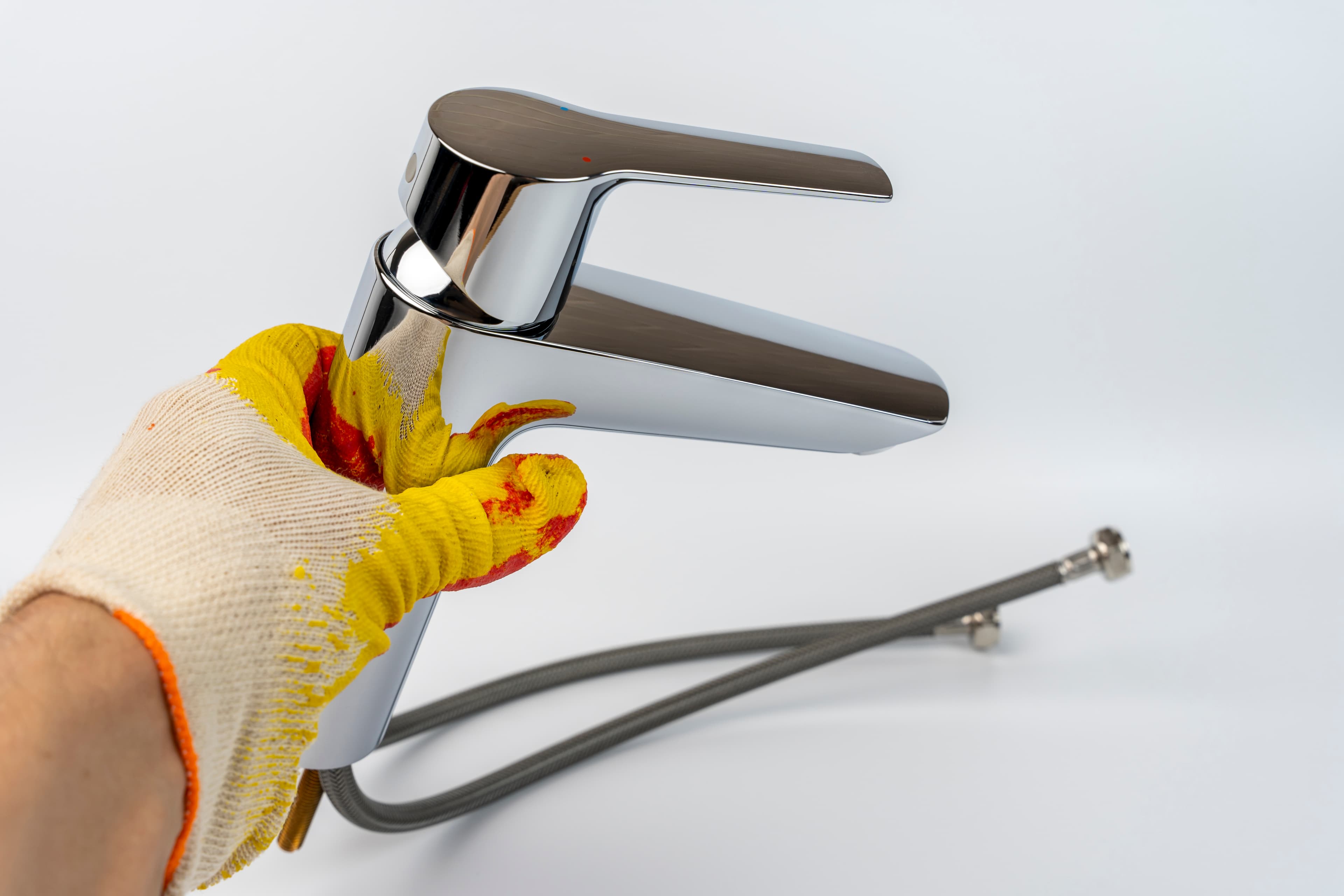 Новый хромированный смеситель с гибкой подводкой перед установкой