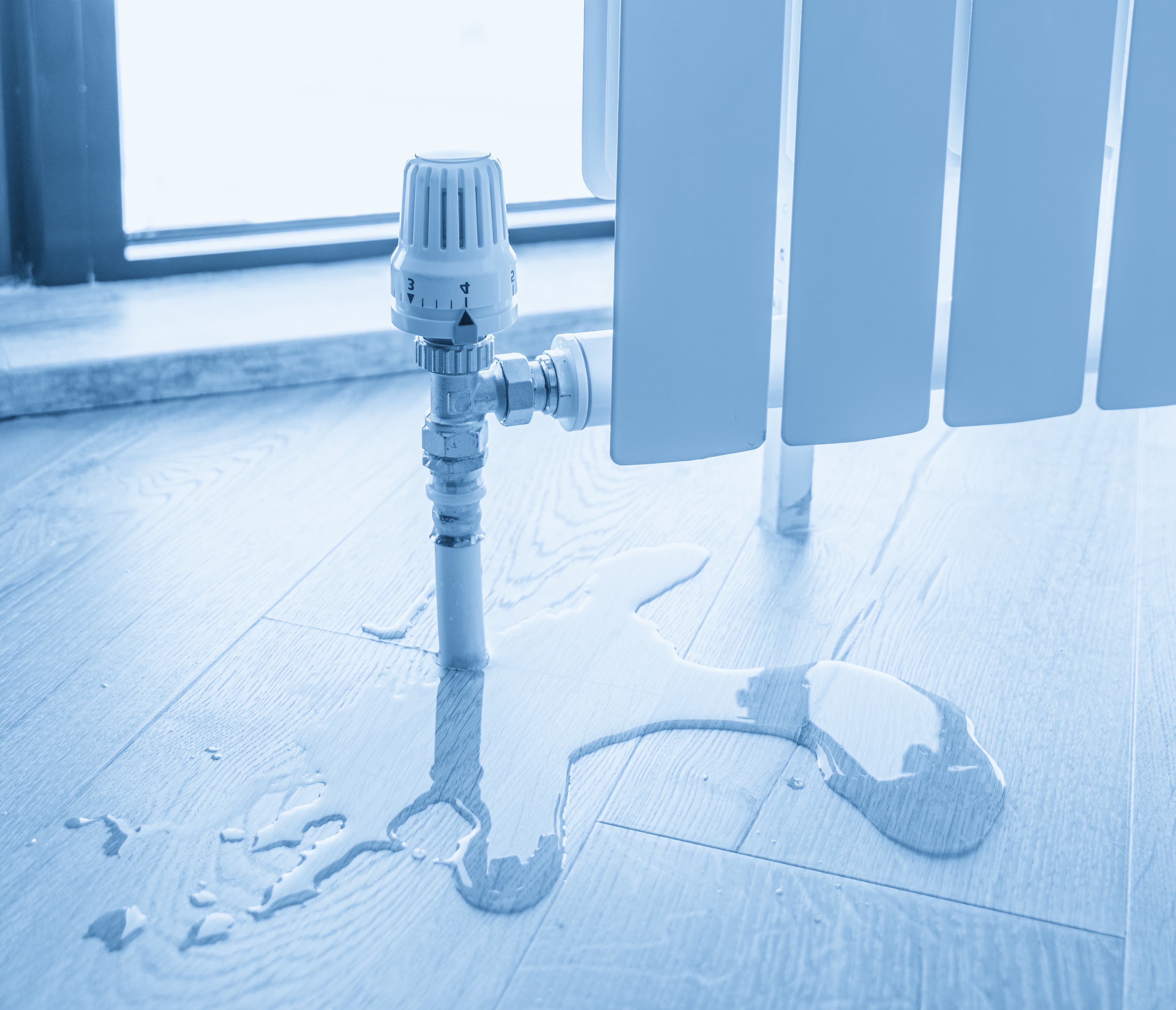 Протечка возле радиатора отопления на полу у окна